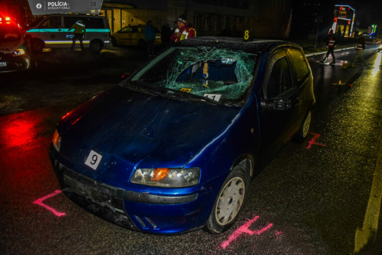 Auto na priechode zrazilo dvoch chodcov, polícia apeluje aj na používanie reflexných prvkov – FOTO