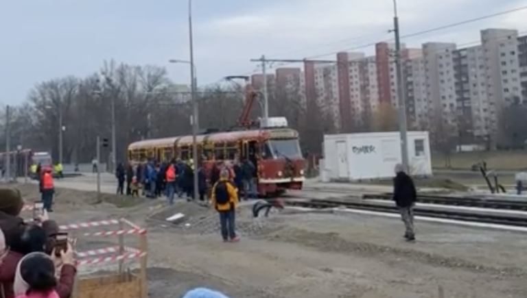 Po novej trati v bratislavskej Petržalke sa previezli prví cestujúci, skúšobnú jazdu odštartoval primátor Matúš Vallo – VIDEO