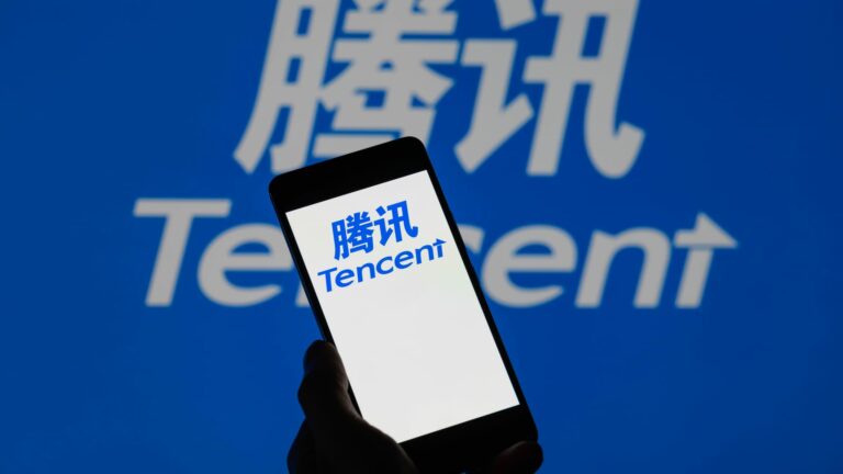 Akcie Tencent klesli v Hongkongu o 5 % po tom, čo ho USA označili za čínsku vojenskú spoločnosť