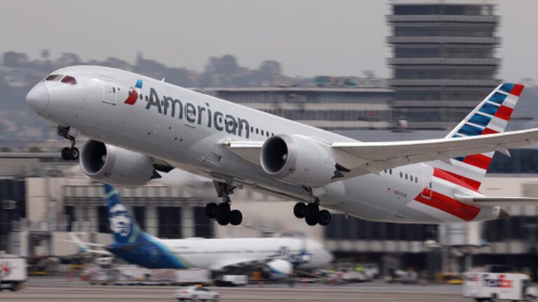 Zisk American Airlines (AAL) za 4Q 2024