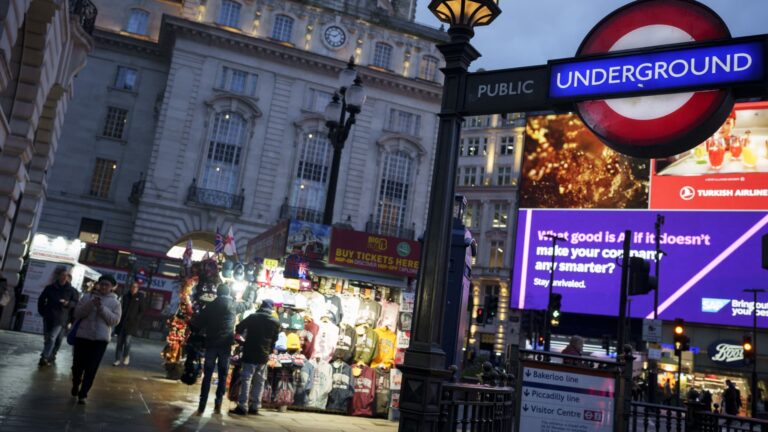 Obchodníci pridávajú do Bank of England stávky na zníženie sadzieb po dátových šokoch