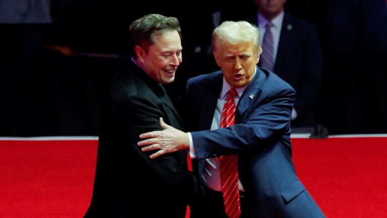 Akcionári spoločnosti Tesla chcú odpovede na Musk Salute, úlohu v Trump Wh