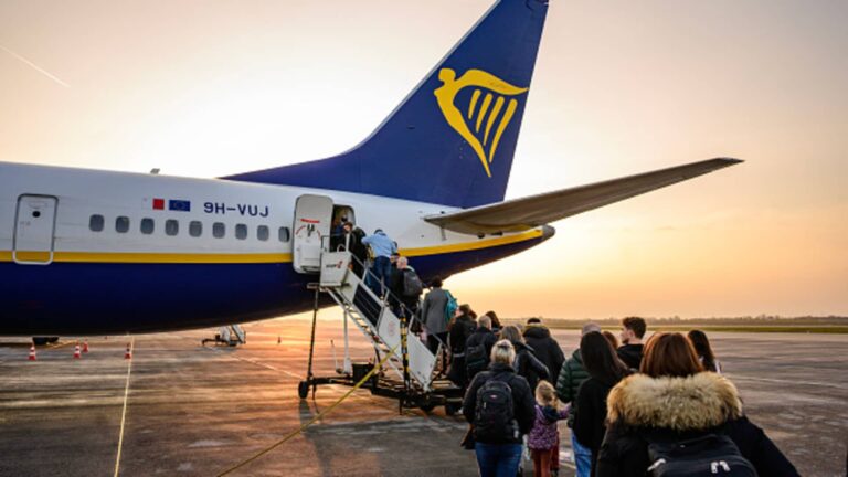 Ryanair opäť znižuje cieľ prepravy cestujúcich pre meškania Boeingu