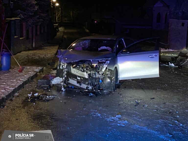 Únik pred políciou mu nevyšiel. Muž pod vplyvom drog skončil v betónovom oplotení rodinného domu – FOTO