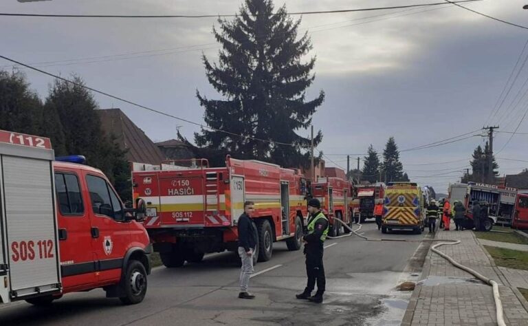 V Lomničke horel dom aj obchod, na mieste zasahovali hasiči. Vznikla škoda viac ako 51-tisíc eur