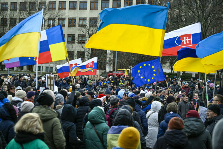 Na Slovensku sa budú opäť konať protesty, okrem Bratislavy sa k iniciatíve Mier Ukrajine pridali aj ďalšie mestá