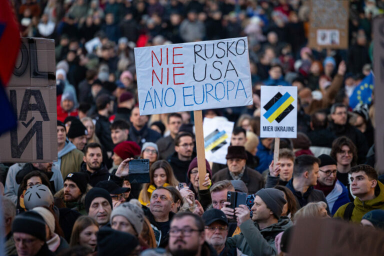 V Bratislave sa na protestnom zhromaždení Slovensko je Európa zišlo 60-tisíc ľudí, podporili ich aj Polívka a Maštalír – FOTO