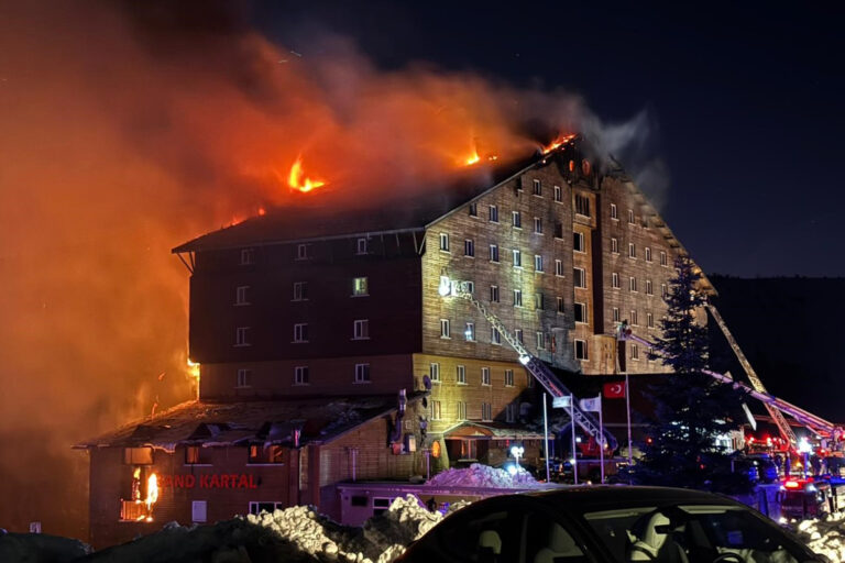 Požiar v lyžiarskom stredisku si vyžiadal takmer 80 obetí, ľudia skákali z okna, aby sa zachránili – VIDEO