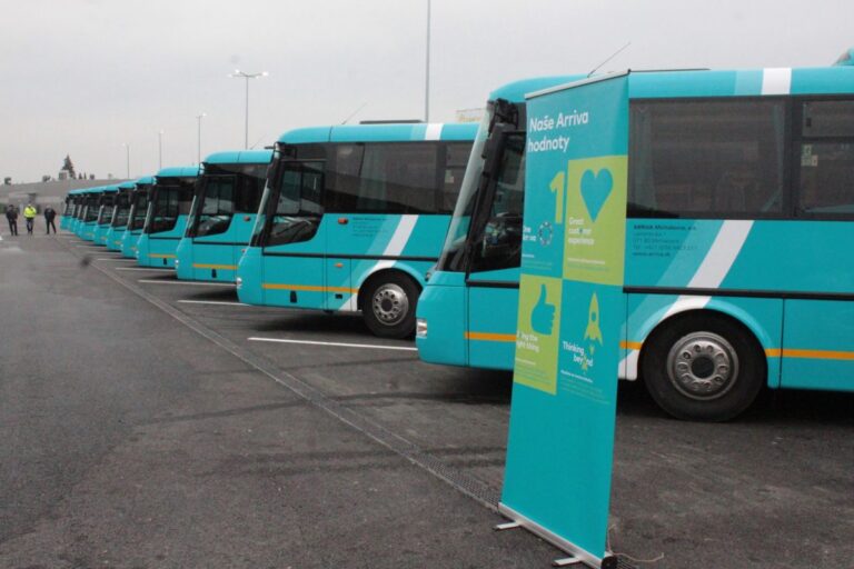 Modernizácia autobusovej stanice vo Veľkých Kapušanoch je ukončená, opravili strechu a vynovili aj čakáreň – FOTO