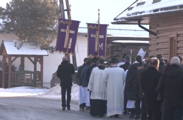 Stovky ľudí sa rozlúčili so študentkou Alenkou, rodine kondoloval aj pápež František