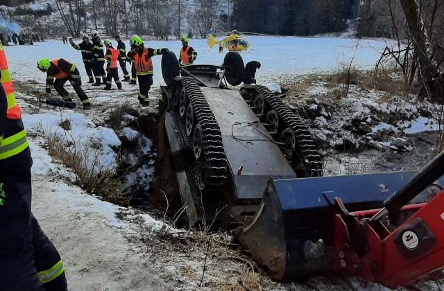 Tragédia na juhu Čiech si vyžiadala dve obete, pri ukážkach historickej bojovej techniky sa prevrátil transportér – FOTO