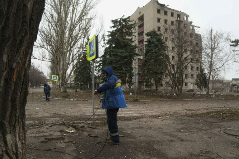 Rusi vedú pouličné boje v obci Novovasylivka južne od Pokrovska