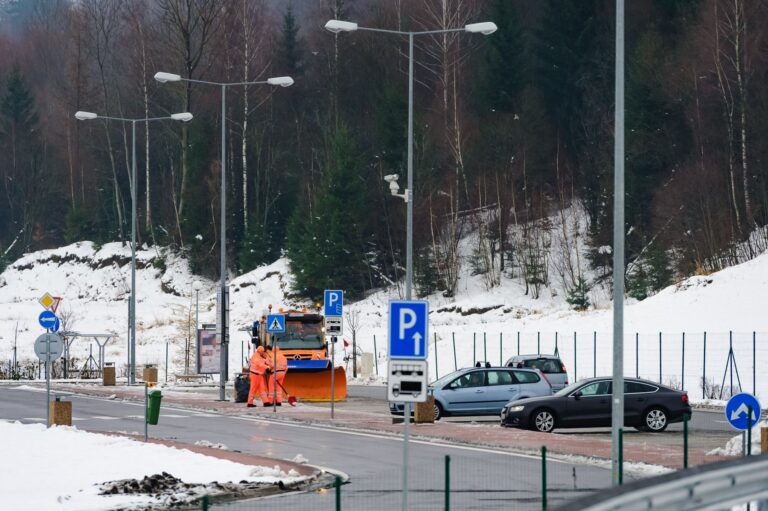 Cesty sú zjazdné, ale miestami zasnežené. Pozor si dajte na úseky v Banskobystrickom a Košickom kraji