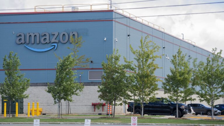 Amazon čeliť právnym krokom po uzavretí skladu v Quebecu