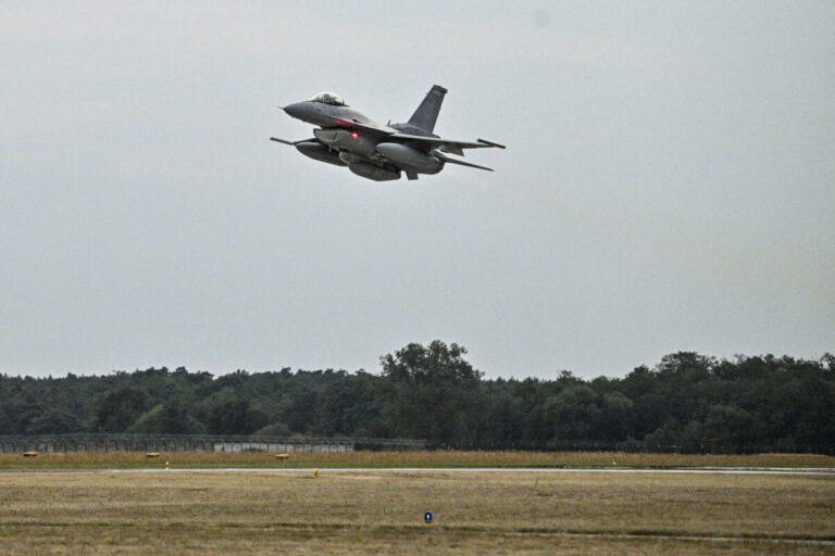 Slovensko má podľa Kaliňáka tri stíhačky F-16, vzdušný priestor však zatiaľ nechránia