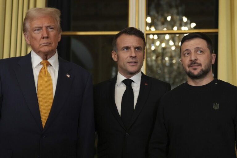 Macron povie Trumpovi, aby sa voči Putinovi nestaval do pozície „slabého“