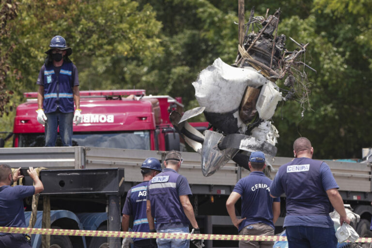 Malé lietadlo narazilo do autobusu na rušnej triede v Sao Paulo, zomreli dvaja ľudia