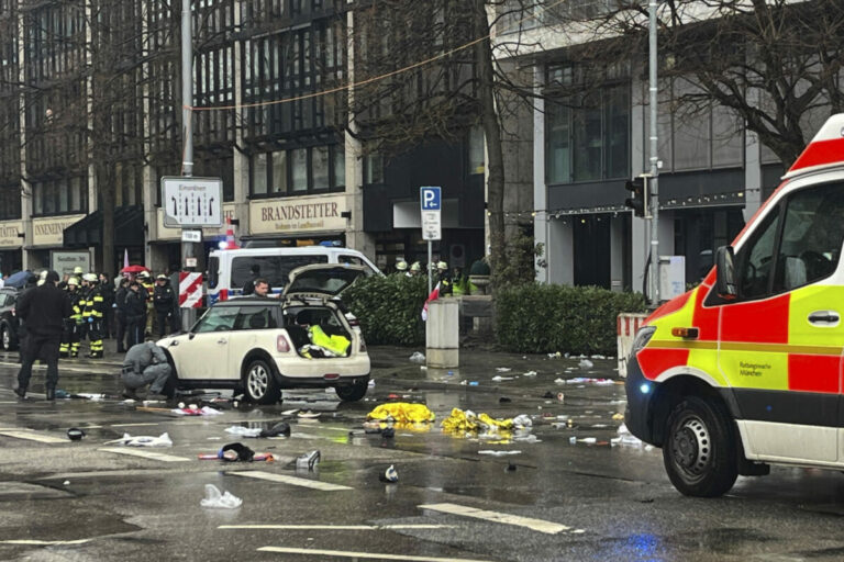 Auto vrazilo do davu v Mníchove, niekoľko osôb utrpelo zranenia – FOTO