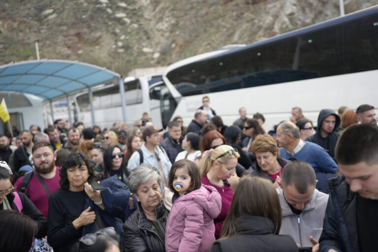 Otrasy na Santorini neutíchajú, tisíce ľudí opustili ostrov – VIDEO