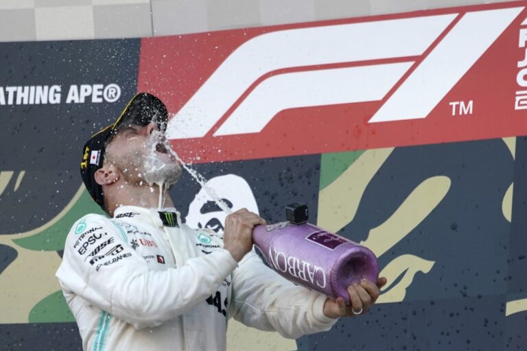 Žiaden ďalší nahý kalendár už nebude, tvrdí šéf Mercedesu. Bottas má v tíme Formuly 1 jasnú úlohu – FOTO