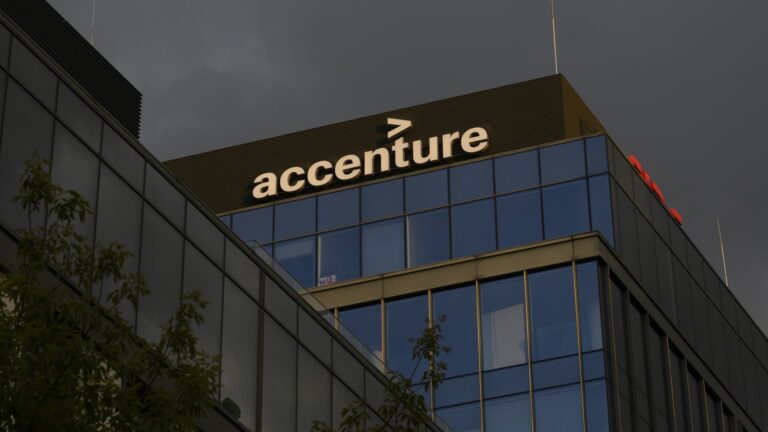 Accenture je prvá podniková obeť spoločnosti Doge, akcie sa ponoria na varovanie za zmluvy