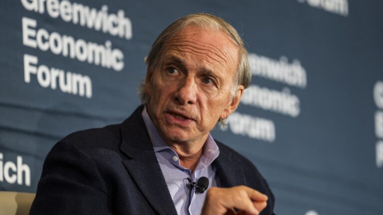 Ray Dalio varuje, že rastúci americký dlh povedie k „šokujúcemu vývoju“