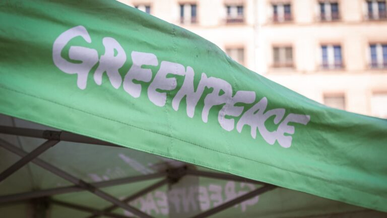 Greenpeace nariadil zaplatiť 660 miliónov dolárov za protesty s prístupom do Dakoty