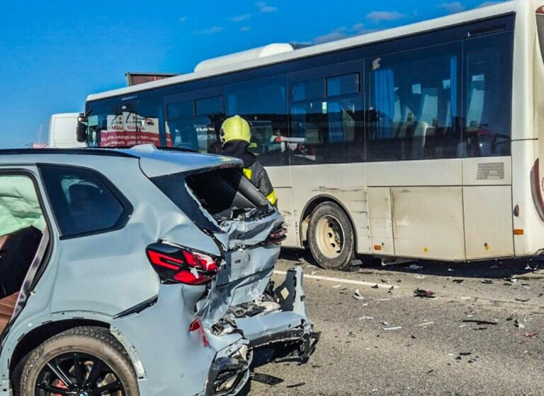 Pred Košicami sa zrazil autobus a šesť áut, pri nehode sa zranilo osem ľudí – FOTO