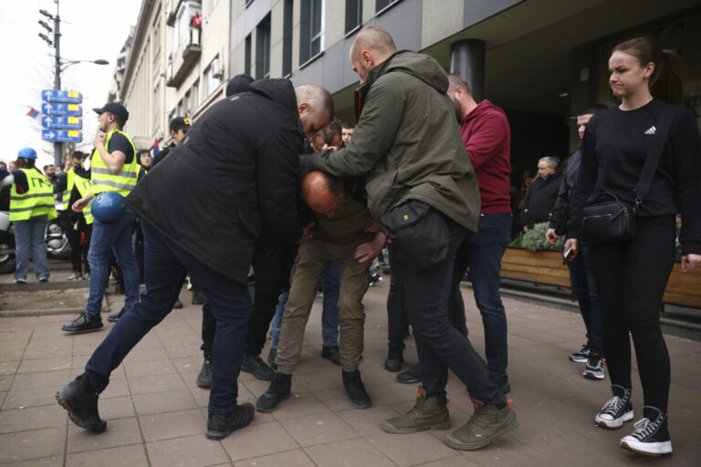 Do srbskej metropoly prichádzajú na protikorupčný protest tisíce demonštrantov