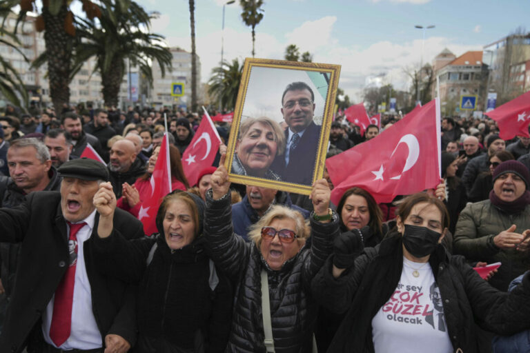 Zatkli istanbulského starostu, ktorý je vyzývateľom Erdogana v prezidentských voľbách